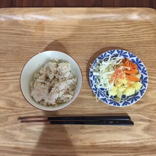 玄米ご飯とサラダの朝ごはん